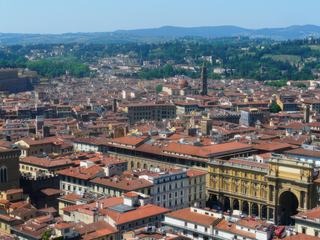 Vue sur les toits et certains monuments de Florence.