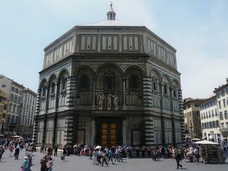 A l'origine, à cet emplacement s'élevaient d'anciennes constructions romaines dont un temple païen dédié au dieu Mars. Au IVe. siècle, on y éleva la basilique San Lorenzo, consacrée en 393. Elle deviendra une cathédrale au IXe. siècle. C'est le monument le plus ancien de Florence, l'un des monuments romans les plus remarquables de Toscane. Ce n'est qu'à la construction de la cathédrale, au XIVe. siècle, que San Lorenzo devint un baptistère. Il permettait d'accueillir pour les cérémonies les non-baptisés qui n'avaient pas le droit d'entrer dans les églises.