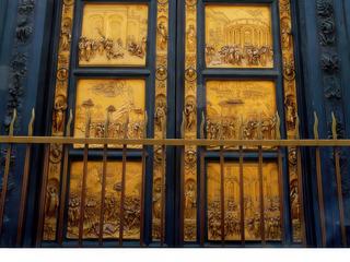 Côté Est, face à la cathédrale, Lorenzo Ghiberti consacra 25 ans à réaliser ces bas-reliefs. Ils sont un véritable chefs-d'oeuvre de délicatesse et d'émotion. Michel-Ange lui-même nomma cette porte, la "Porte du Paradis".