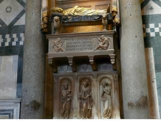 Le tombeau de l'antipape Jean XXIII, qui mourut en 1419, a été réalisé par Donatello et Michelozzo, deux des plus grands sculpteurs de leur époque.