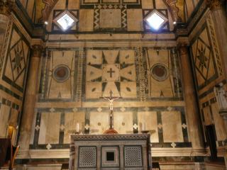 L'autel de l'abside du baptistère.