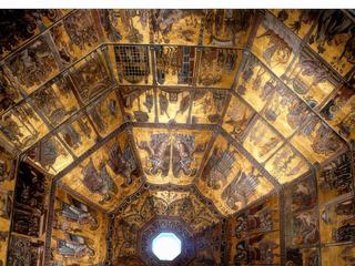 Le plafond en mosaïques du baptistère de Florence, commencé en 1225, a été complété au XIVe.siècle. Au bas de la photo au-dessus de l'autel, on peut voir le Jugement Dernier en trois sections: le Christ en majesté au milieu; du côté de sa main droite, la récompense des bénis qui quittent leur tombe avec joie; du côté de sa main gauche, la punition des damnés qui sont brûlés, écrasés par des roches, mordus par des serpents et autres bêtes hideuses. Les autres scènes sont disposées en cercles concentriques à partir du sommet: le choeur des anges, le récit du livre de la Genèse, l'histoire de Joseph, l'histoire de Marie et du Christ, et l'histoire de Saint-Jean-Baptiste.
