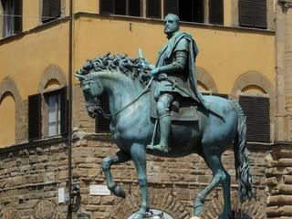 Au centre de la place, la statue équestre de Cosme Ier, un bronze de Giambologna (1594).