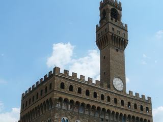 La construction du Palazzo Vecchio débuta en 1299 sous la direction de l'architecte Arnolfo di Cambio. À l'origine, il portait le nom de Palazzo della Signoria (Palais de la Seigneurie), il était le siège du gouvernement de Florence (la Signoria).