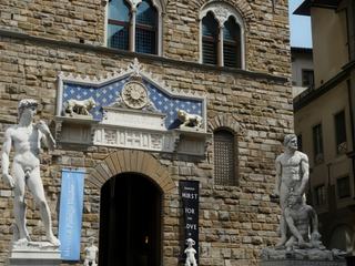 Devant l'entrée du Palazzo Vecchio, à gauche, copie du David de Michel-Ange, à droite, celle d'Hercule et Cacus de Baccio Bandinelli. A l'arrière plan, Adam et Eve habillés d'une feuille de vigne.