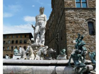 La fontaine de Neptune par Bartolomeo Ammannati (1563-1565). Le personnage de Neptune, en marbre blanc de Carrare, a les traits de Cosme Ier de Médicis et fait référence à la puissance maritime de Florence.