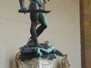 Le célèbre Persée brandissant la tête de la Méduse Gorgone de Benvenuto Cellini (1554).