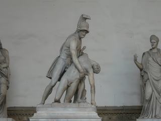 Ménélas soutenant le corps de Patrocle, oeuvre en marbre de Jean de Bologne. Hélas la statue de gauche est coupée...