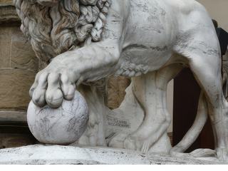 Le marzocco de style Renaissance, symbole de Florence, réalisé par Donatello entre 1418 et 1420.