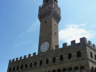 Vue sur la Tour Arnolfo du Palazzo Vecchio depuis la terrasse de la Galerie des Offices.