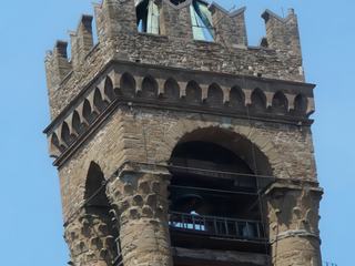 La Tour Arnolfo, tour de guet, est un beffroi de 87 mètres d ehauteur, comportant un chemein d eronde, elle servit d eprison à Cosme 1er (1435) et à Jérome Savonarole (1498).