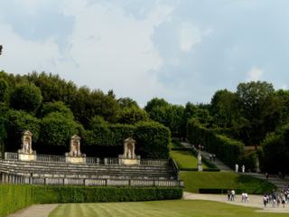Après avoir franchi une grande porte nous découvrons une grande allée, entrecoupée de paliers et de terrasses, qui traverse un amphithéâtre décoré de statues illustrant la mythologie romaine.