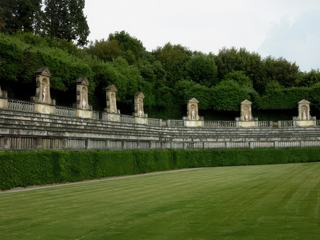 L'amphithéâtre aux six gradins dont les balustrades supportent des statues de la mythologie romaine.