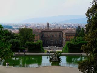 Vu sur l'arrière du palais Pitti et le bassin de Neptune.