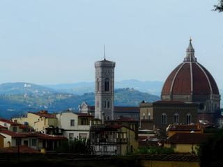 Vue sur le campanile et la coupole de la cathédrale Santa Maria del Fiore.