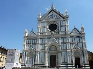 La façade néogothique, dûe à Nicolo Matas, est entièrement recouverte de marbre blanc et vert de Prato. Elle est composée de 3 portails surmontés de 3 pointes. Sur le fronton, une énorme étoile de David porte l'anagramme du Christ. Cette étoile serait une référence à la religion hébraïque de l'architecte Nicolo Matas.