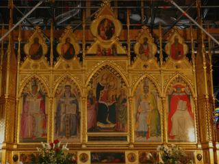 Le polyptyque recomposé sur l'autel comprend une Vierge à l'Enfant, de Niccolo de Pietro Gerini, quatre Docteurs de l'Eglise, par Giovanni del Biondo, ainsi que des prédelles et flêches d'autres artistes.