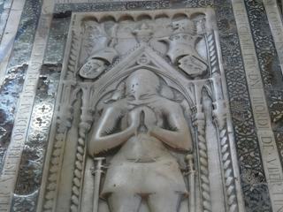 Pieuse sépulture à même le sol de la nef, pour racheter des péchés d'opulence.
