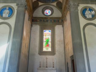 La construction de la chapelle Pazzi, conçue à l'origine comme salle du chapitre des frères et chapelle nobiliaire de la famille Pazzi, sera entreprise en 1433 d'après des plans et sous la direction de Filippo Brunelleschi.