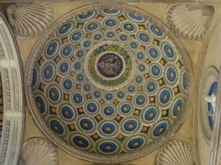 L'atrium présente une voûte à berceau ornée de caissons et de rosaces, interrompue au centre par une petite coupole hémisphérique décorée de petits médaillons et rosaces en terre cuite exécutés par Luca della Robbia.