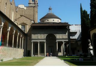 La construction de la chapelle des Pazzi, conçue à l'origine comme la salle du chapitre des frères et chapelle nobiliaire de la famille Pazzi, sera entreprise en 1433 d'après des plans et sous la direction de Filippo Brunelleschi.