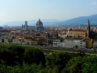 Panorama depuis l'esplanade Piazzale Michelangelo. Vue sur la cathédrale Santa Maria del Diore et sur l'église Santa Croce.
