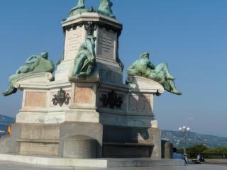 Copie du David au centre de l'esplanade.