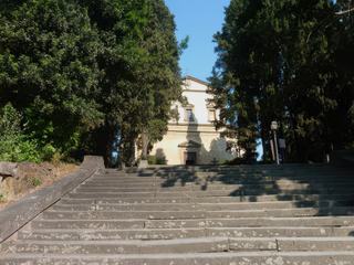 Grimpons vers l'église San salvatore al Monte.