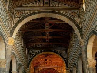 Au fond de la nef, la chapelle du Crucifix a été construite en 1448 par Michelozo. Les colonnes proviennent d'édifices romains.