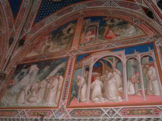 Fresques de Taddeo Gaddi (1341) recouvrant les murs et le plafond de la crypte à Sept Nefs.