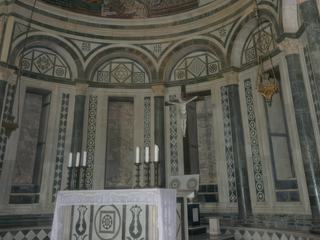 La voûte de l'abside expose un Christ pantocrator en mosaïque.