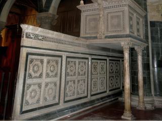Chaire et balustrade en marbre et mosaïque de 1297.