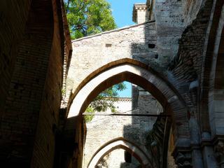 L'abbaye mesure de 71m sur 21m, en croix latine, à 3 nefs et abside carrée. Les travaux durèrent de 1220 à 1268. Il semblerait que l’architecte, sans doute un moine bénédictin, se soit inspiré des proportions de l'octave en musique, appelée échelle diatonique naturelle, en l’appliquant à la géométrie de l'église.