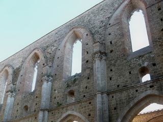 Détails des chapiteaux des colonnes à l'intérieur de l'église.