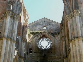 La grande rosace du transept droit.