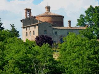 A quelques centaines de mètres de l'abbaye, sur une colline, se dresse l'ermitage de Monte Siepi (la Rotonda di Montesiepi)et la chapelle.