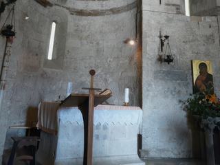 L'intérieur de la chapelle de l'ermitage avec son lutrin en forme d'épée.