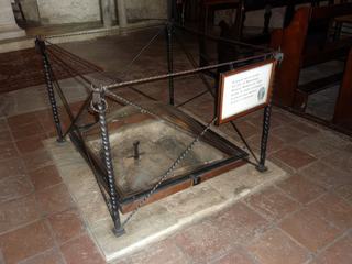 La légende raconte que le pauvre Galgano Guidotti se sentait bien incapable de mener une vie entière d'ermite solitaire, comme le lui ordonnait l'archange, c'était pour lui aussi impossible que trancher en deux une roche avec son épée. Il planta alors son épée dans la roche où, curieusement elle s'enfonça presque jusqu'à la garde, formant une sorte de croix. Elle y est toujours. Galgano Guidotti fut vaincu. Il se fit donc ermite, ayant seulement des contacts avec les animaux sauvages et les paysans locaux qui demandaient sa bénédiction.