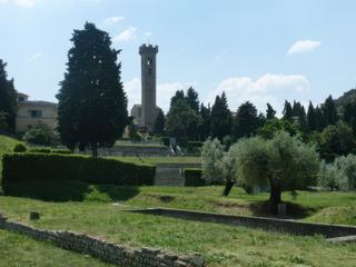 Depuis le site archéologique de Fiesole, vue sur le campanile crénelé de la cathédrale de San Remolo.