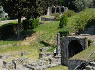 Les thermes datent de l'époque impériale et furent agrandis sous Hadrien, tandis que le soubassement d'un temple et un tronçon d'un puissant mur de fortification rappellent l'implantation étrusque.