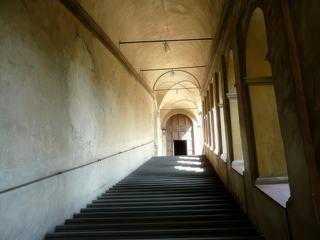 Depuis le niveau de la cour des magasins (où les frères convers travaillent encore), l'escalier monumental du palais Acciaioli permet d'accéder à des bâtiments conventuels.