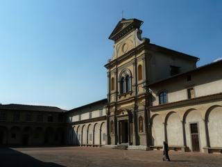L'église San Lorenzo, dont la fondation remonte au Trecento, fut transformée au XVIe. siècle, époque où fut construite la façade de Giovanni Fancelli donnant sur une grande place, et ensuite par de nombreux ajouts baroques.