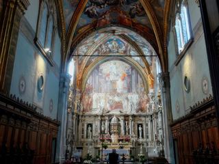 La richesse de l'église des moines est impressionnante, l'intérieur a été reconstruit au XVIe. siècle. Le sol est entièrement recouvert de marbre et les fresques du plafond et des murs ont été exécutées en 1591 par Bernardino Poccetti, surnommé Bernardino delle Facciate (Bernardino des Façades) pour ses fameuses peintures murales de façades.