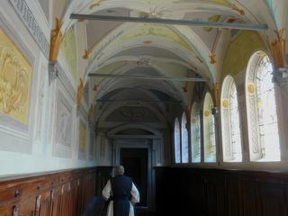 La décoration (fin du XVIIIe. siècle) couvre entièrement les murs et les voûtes de la galerie du cloître.
