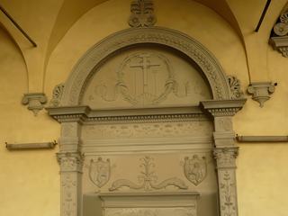 Grand évier exécuté en 1495 par les tailleurs de pierre Piero della Bella et Giovanni Matteo di Ceccoet, permettant aux moines de se laver les mains avant de passer au réfectoire.