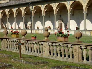 Les arcades de la galerie sont décorées de 66 médaillons à portraits (1523) en terre cuite émaillée de Giovanni della Robbia.