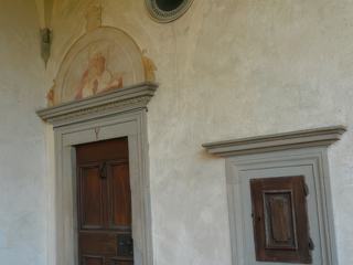 Chacune des dix huit cellules possèdent une fresque au dessus de la porte, une lettre y est inscrite. A droite de la porte, une ouverture pour passer la nourriture au moines chartreux. Chaque cellule est une petite maison, entrons..