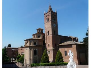 L'abbaye a été fondée en 1313 par Saint Bernardo Tolomei et approuvée en 1319 par l'évêque d'Arezzo, à la suite de laquelle elle fut affiliée à l'ordre bénédictin.