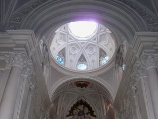En 1772, l'élégante et majestueuse simplicité gothique de l'église dut laisser la place au baroque triomphant.
