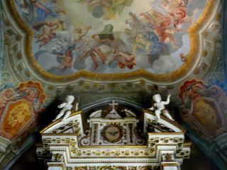 La peinture du plafond de la chapelle du Crucifix.
